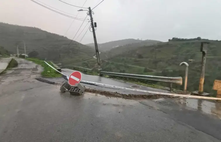 A estrada que foi cortada devido ao risco de queda.